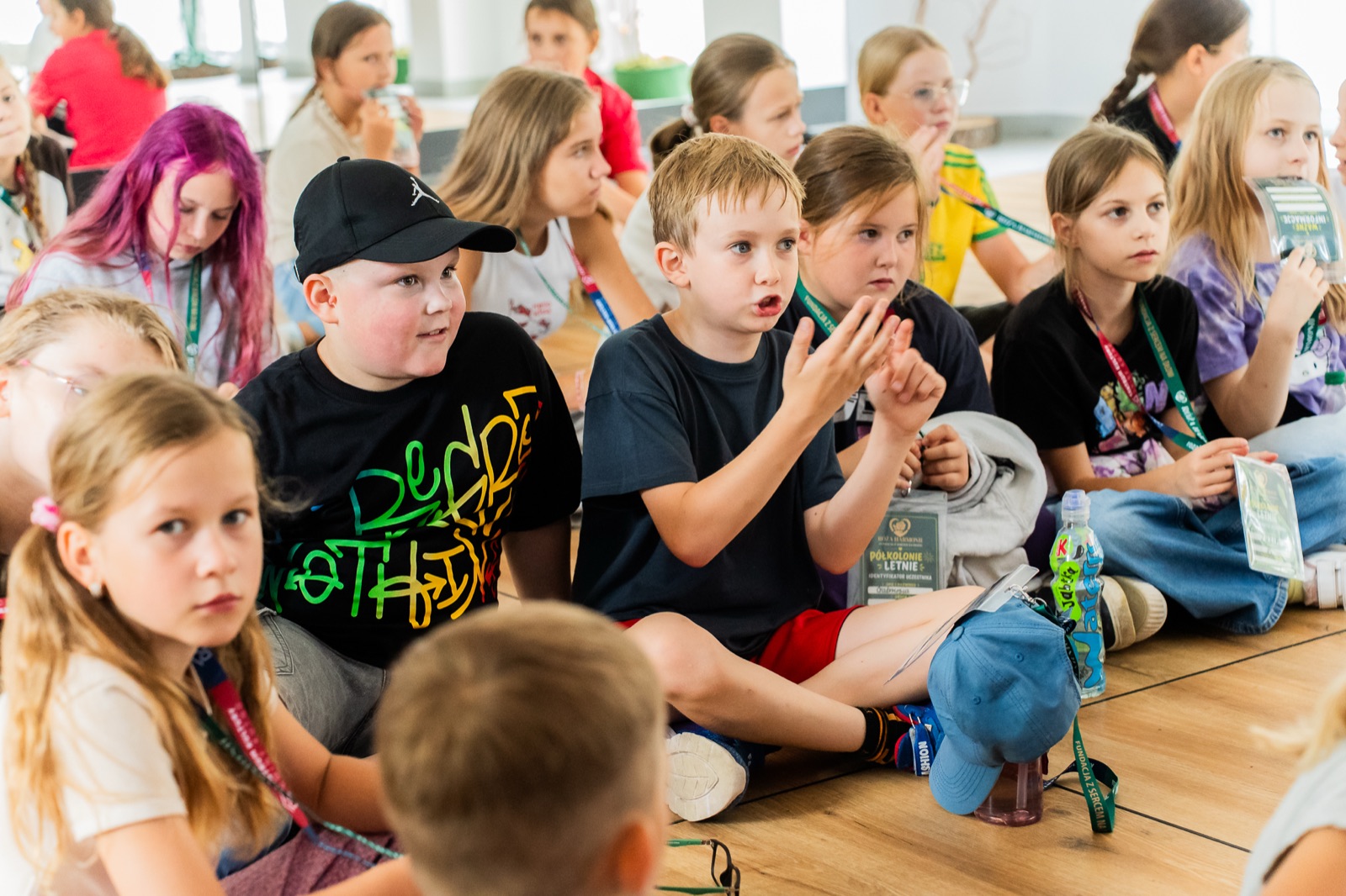 Uczestnicy półkolonii Bezpieczna Róża na placu zabaw